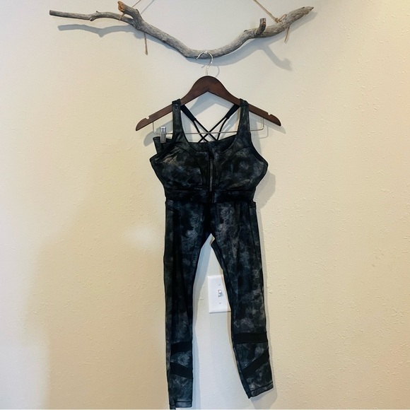 ZYIA 2 Piece Set Active Gray Stonewashed 7/8 Tight Leggings and Sports Bra - Picture 7 of 15